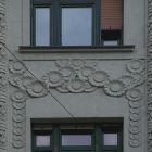 Épületfotó - a Weiss-ház (Budapest, Szent István krt. 10.) oldalhomlokzatának részlete vakolatdíszítéssel